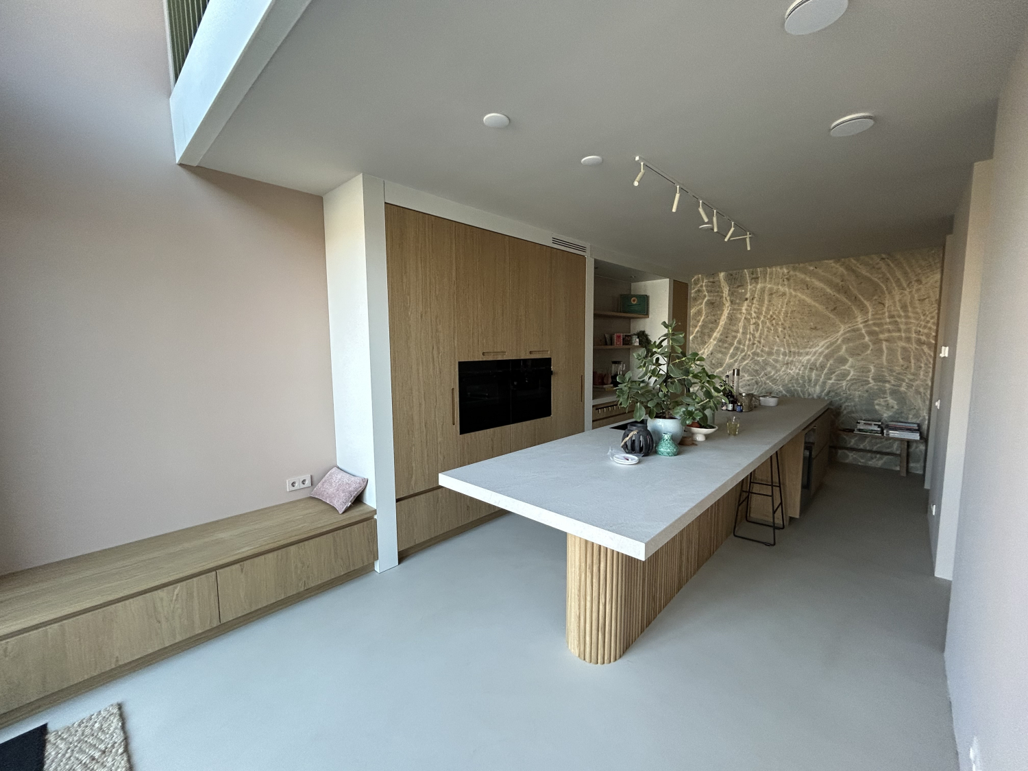 Maatwerk keuken met licht kookeiland en houtdecor in Lent